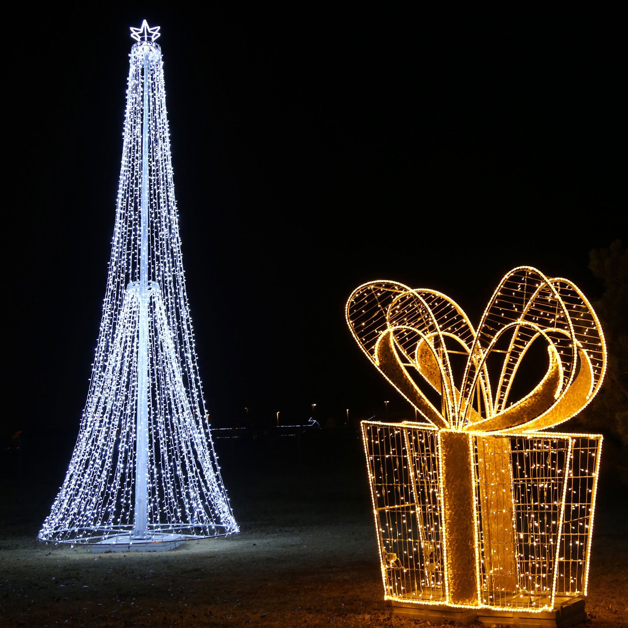 Double Cone Tree (pure white) - 32ft