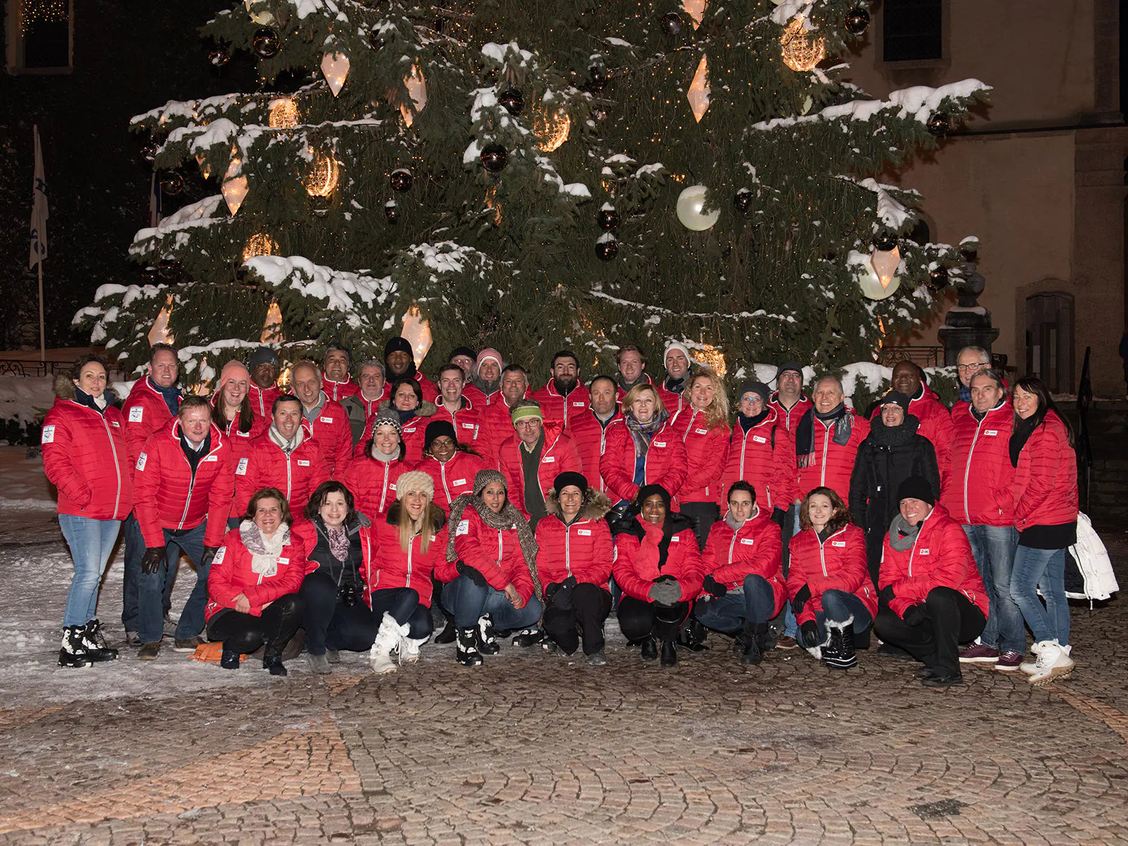 holiday decoration team Artistic Holiday Decor and Leblanc Illuminations