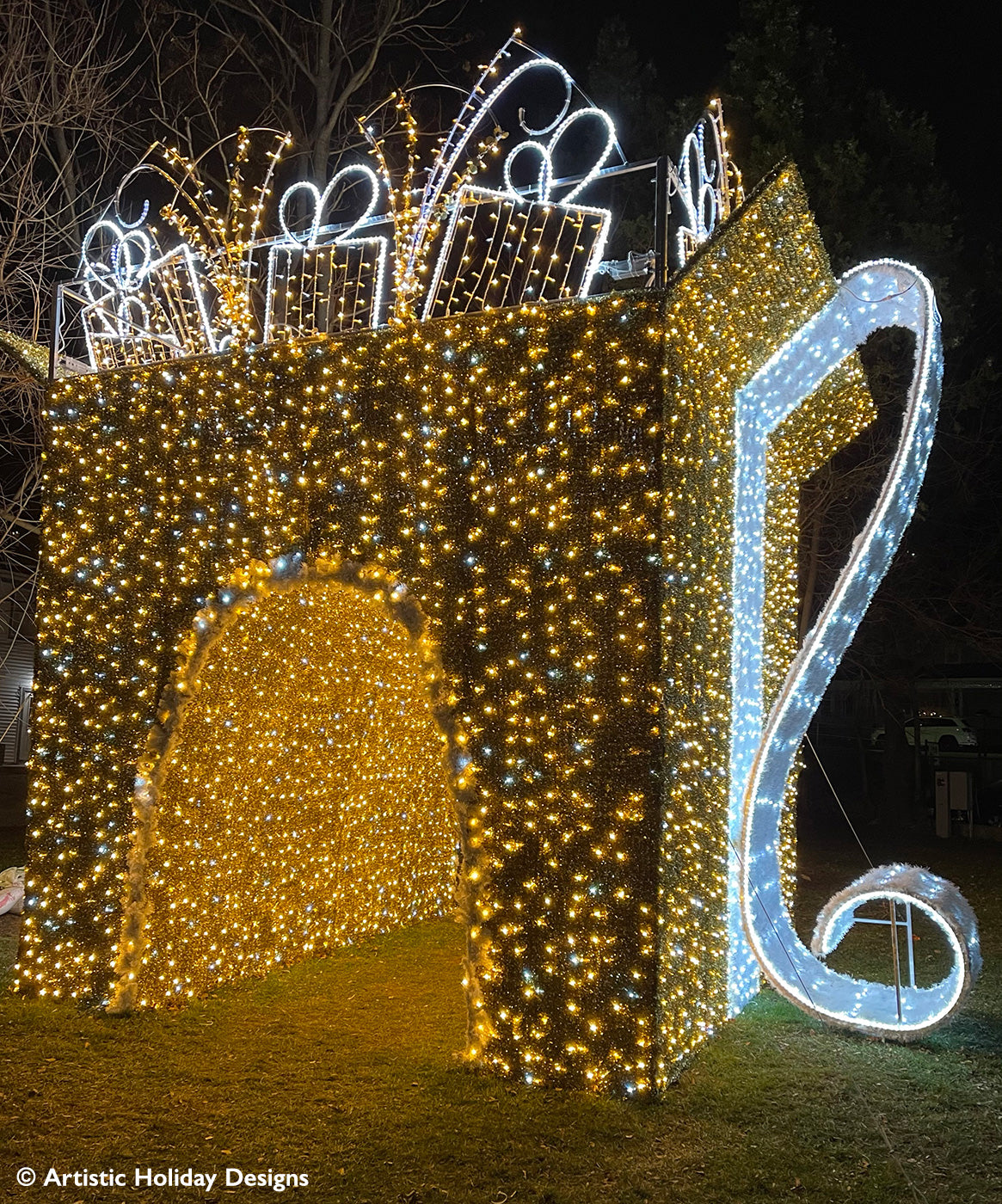 Animated Walk Thru Giftbox (gold) - 17.06ft